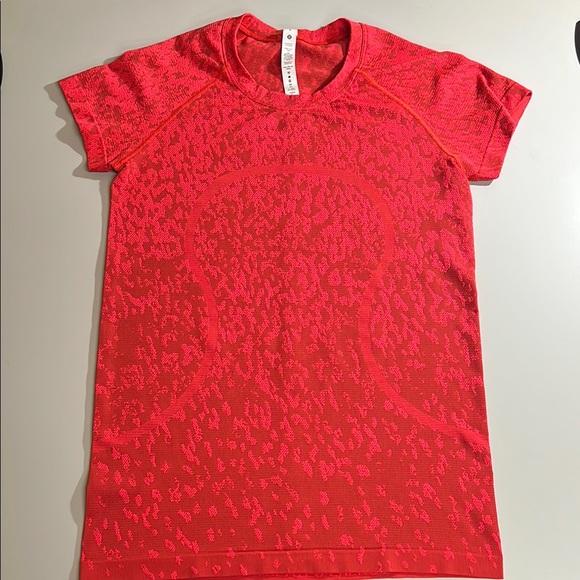 Lululemon Swiftly Tech Short Sleeve 2.0 Covered Camo Red Rock/Flare  Size 8 - Picture 2 of 8